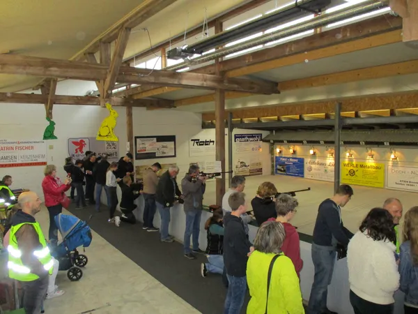 Menschen beim Ostereierschiessen beim SV-Ramsen.