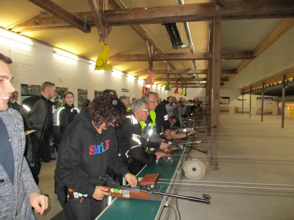 Menschen beim Ostereierschiessen beim SV-Ramsen.